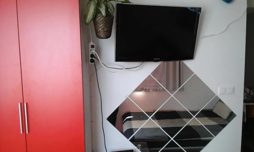 Apartment Love Studio By The Metro